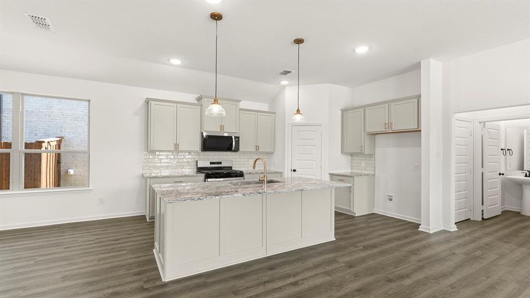 07. 2144 Sunnymede - Kitchen (2)