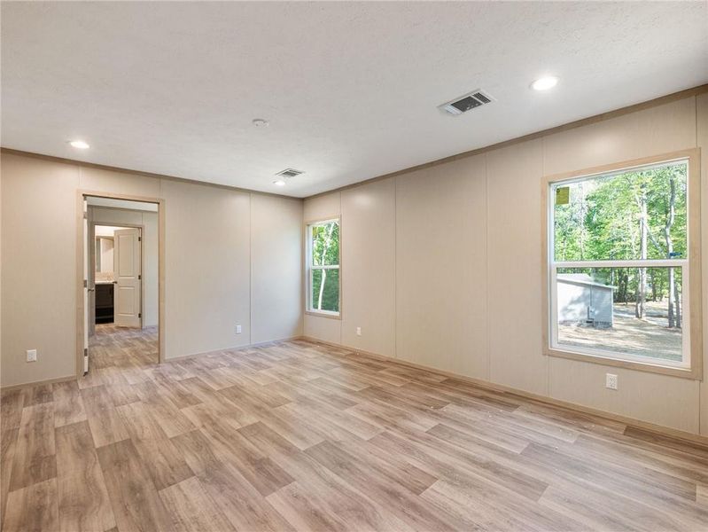 Spacious, unfurnished interior of a new home in , Gainesville (Image 19).