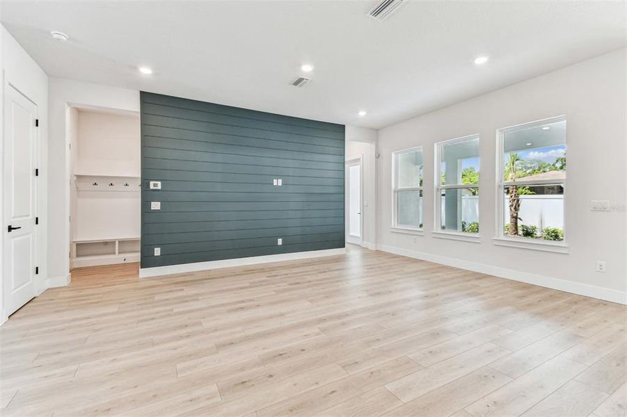 Spacious, unfurnished interior of a new home in , Tampa (Image 8).