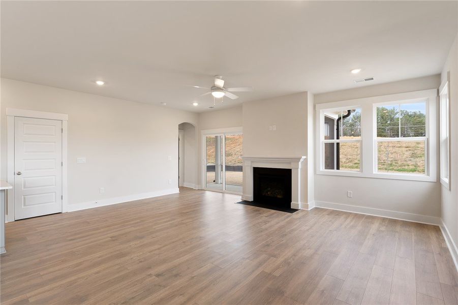 Spacious, unfurnished interior of a new home in Eagle Creek, Central (Image 15).