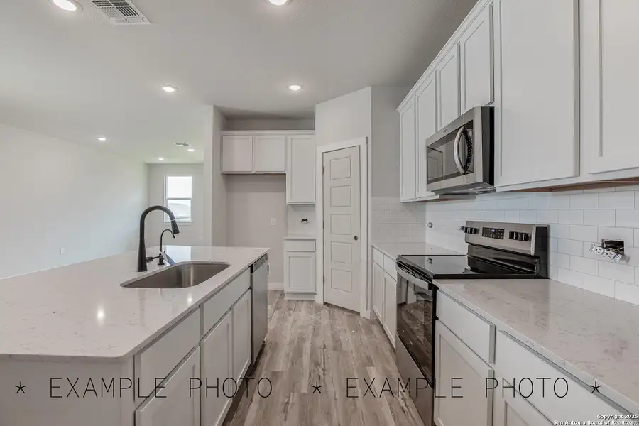 Furnished interior view inside a new home in Hiddenbrooke, Seguin (Image 13).