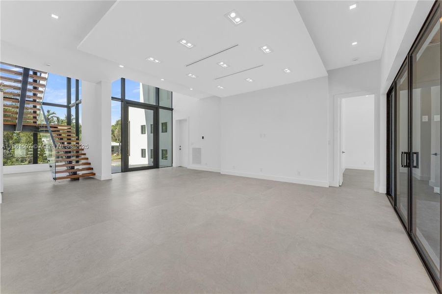 Spacious, unfurnished interior of a new home in , Pompano Beach (Image 17).