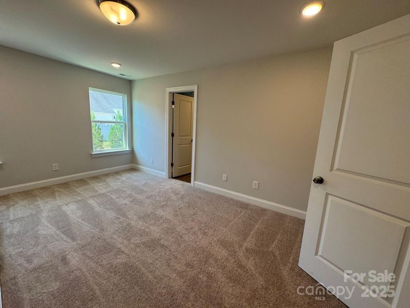 Spacious, unfurnished interior of a new home in Harrisburg Village, Harrisburg (Image 7).