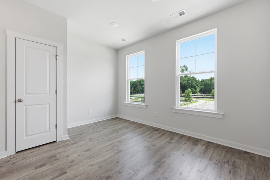 Spacious, unfurnished interior of a new home in Rhetts Cove, Johns Island (Image 18).