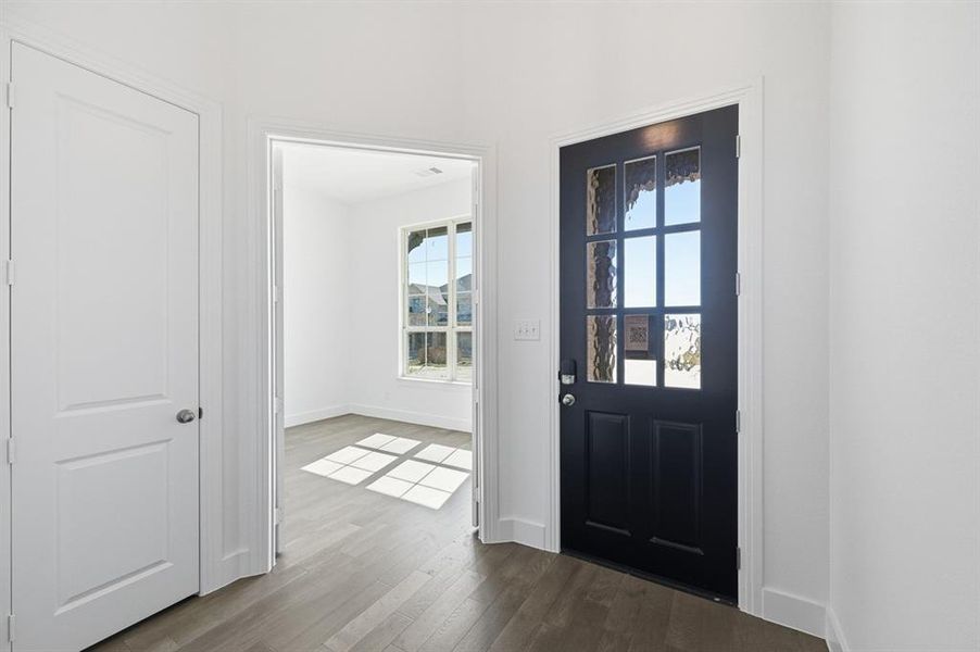 Spacious, unfurnished interior of a new home in Wildridge, Oak Point (Image 19).