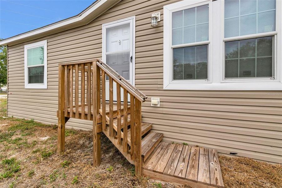 Exterior details and patio area of a home in , Spring Hill (Image 20).
