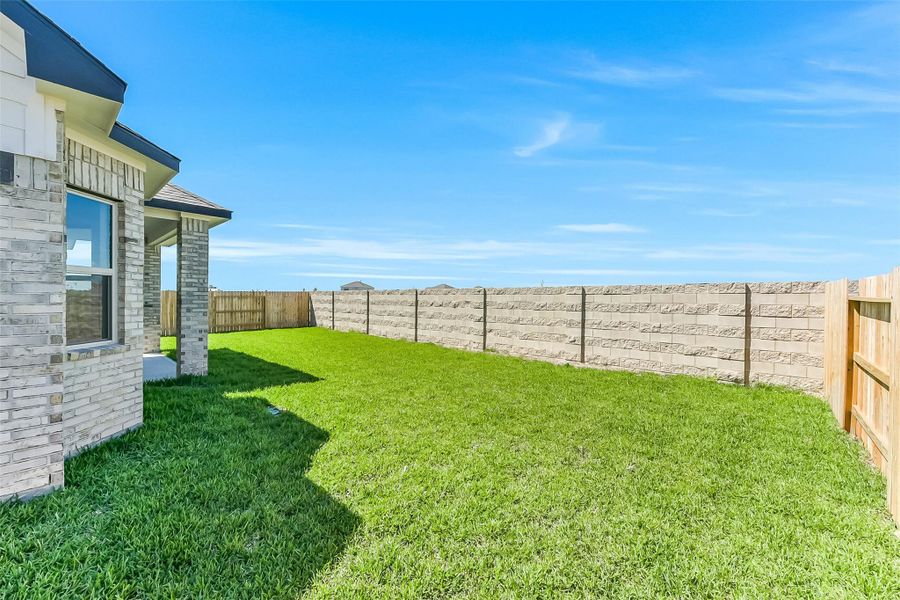 Exterior details and patio area of a home in River Ranch Meadows, Dayton (Image 25).