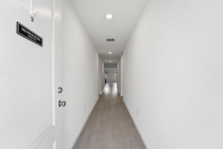 Spacious, unfurnished interior of a new home in Scotts Bend, Baytown (Image 12).