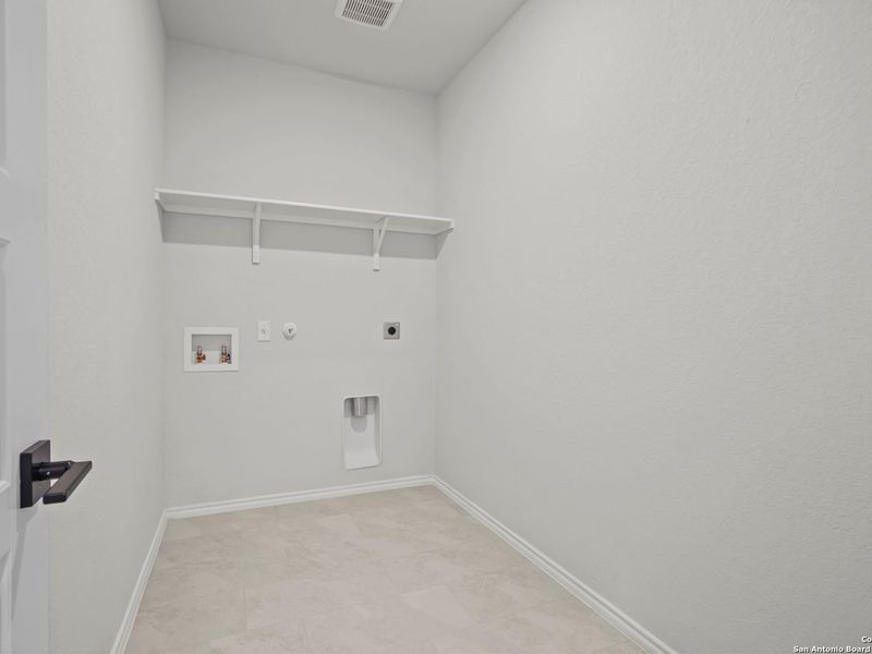 Spacious, unfurnished interior of a new home in Hannah Heights, Seguin (Image 38).