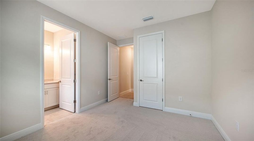 Spacious, unfurnished interior of a new home in Grand Park, Sarasota (Image 20).