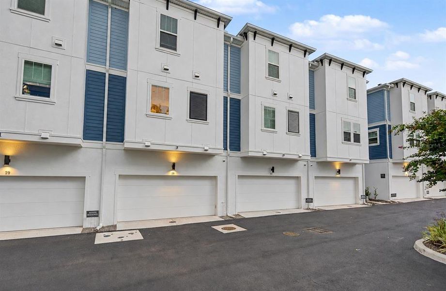 Condo located in Tampa, FL showcasing its design and architecture (Image 3).