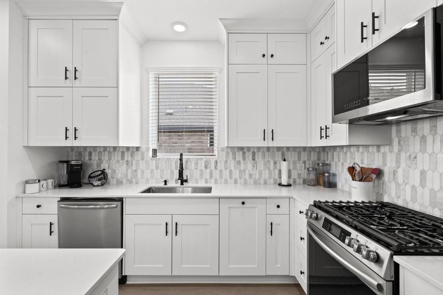 Furnished interior view inside a new home in Lago Mar, Texas City (Image 18).