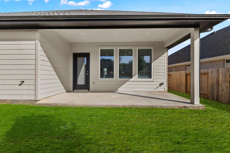 Exterior details and patio area of a home in Silverthorne, Conroe (Image 4). Exterior details and patio area of a home in Silverthorne, Conroe (Image 4).