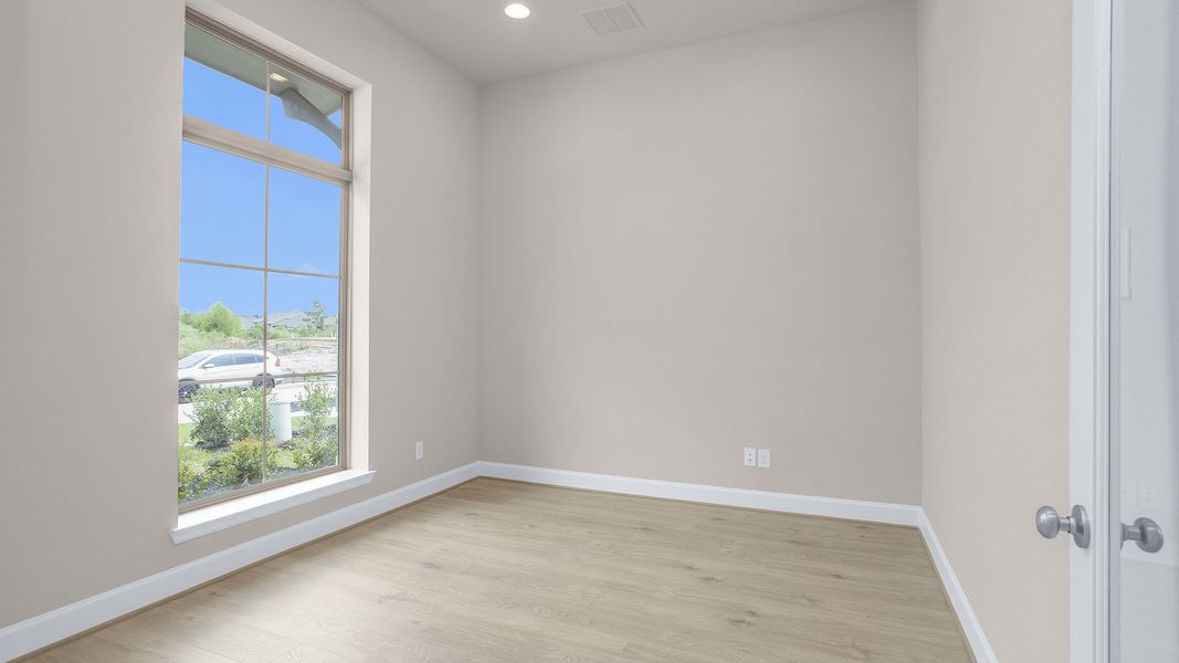 Spacious, unfurnished interior of a new home in Grand Central Park, Conroe (Image 13).