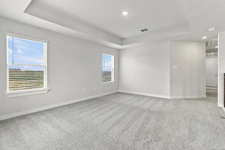 Spacious, unfurnished interior of a new home in Hunters Ranch, San Antonio (Image 13).