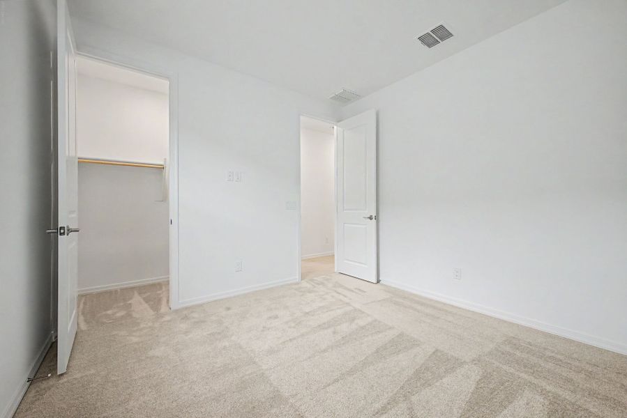 Spacious, unfurnished interior of a new home in Bella Vista Farms, San Tan Valley (Image 12).