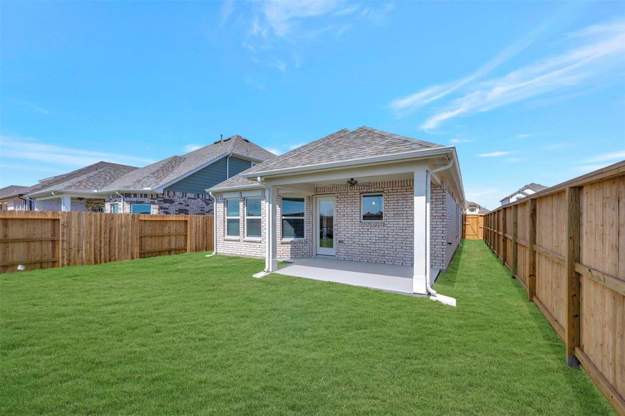 Exterior details and patio area of a home in Wildrye, Waller (Image 4).