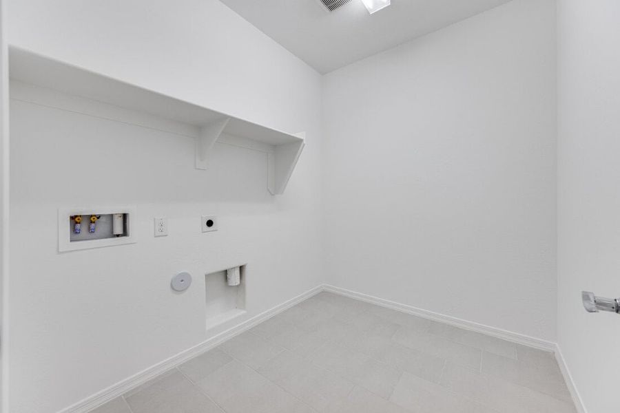 Spacious, unfurnished interior of a new home in Allen Ranches, Litchfield Park (Image 22).