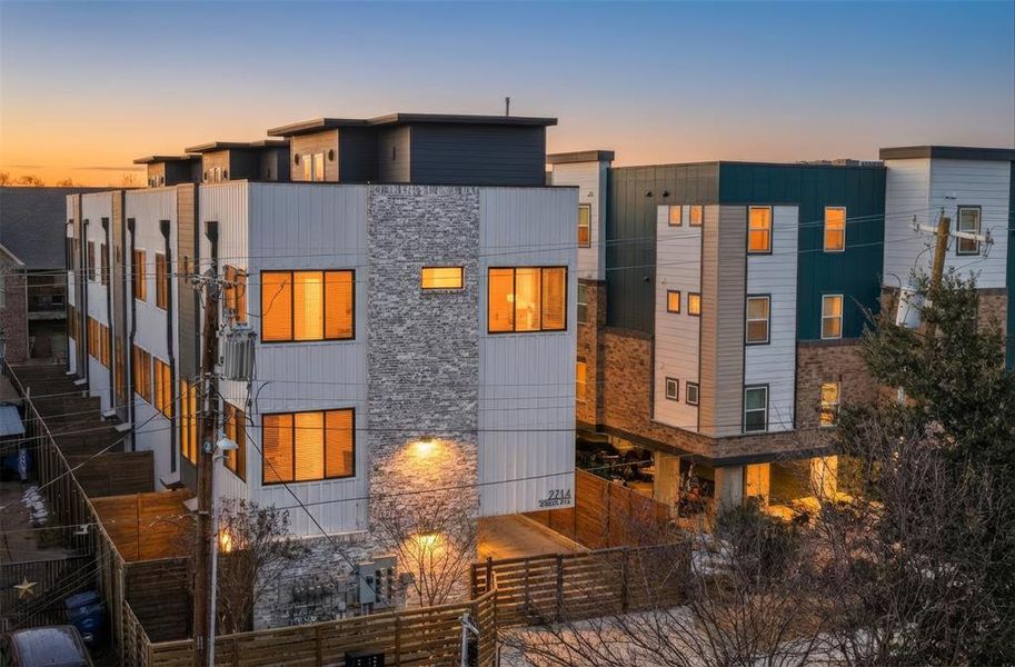 Condo located in Dallas, TX showcasing its design and architecture (Image 3).