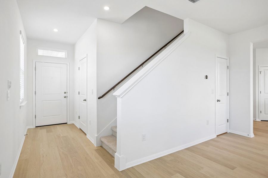 Spacious, unfurnished interior of a new home in Porter Country, Buda (Image 12).