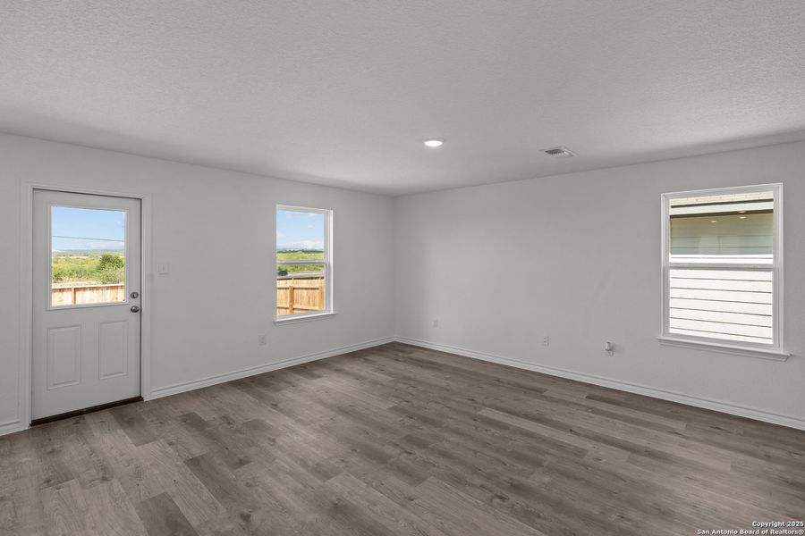 Spacious, unfurnished interior of a new home in Lily Springs, Seguin (Image 30).