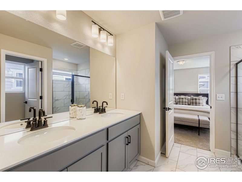 Dual vanity in the primary en-suite