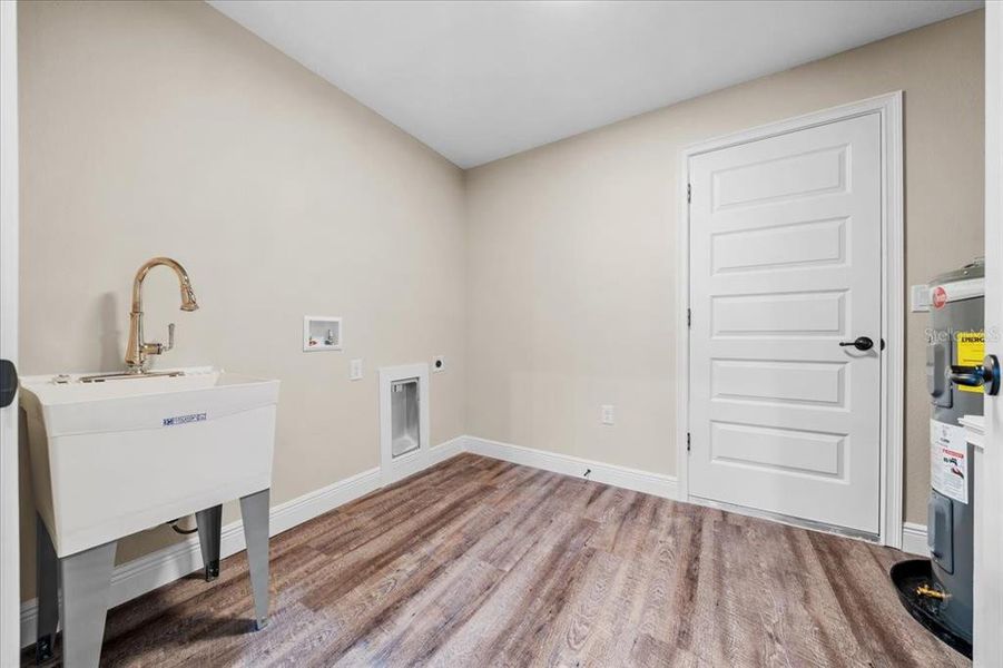 Furnished interior view inside a new home in , Dunnellon (Image 11).