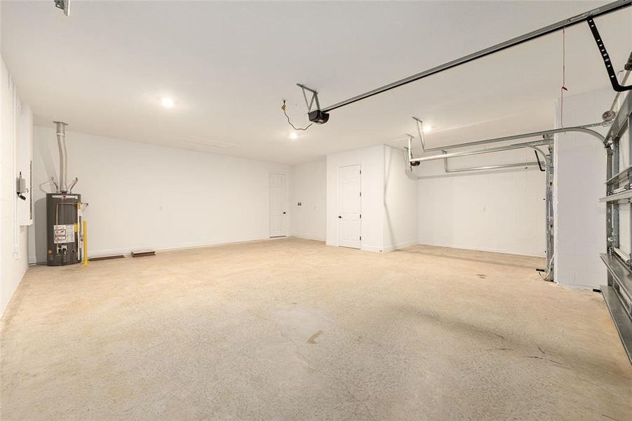 Spacious, unfurnished interior of a new home in , Ocala (Image 33).