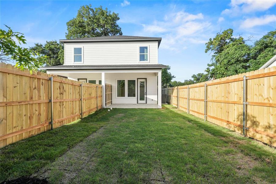 Exterior details and patio area of a home in , Dallas (Image 3).
