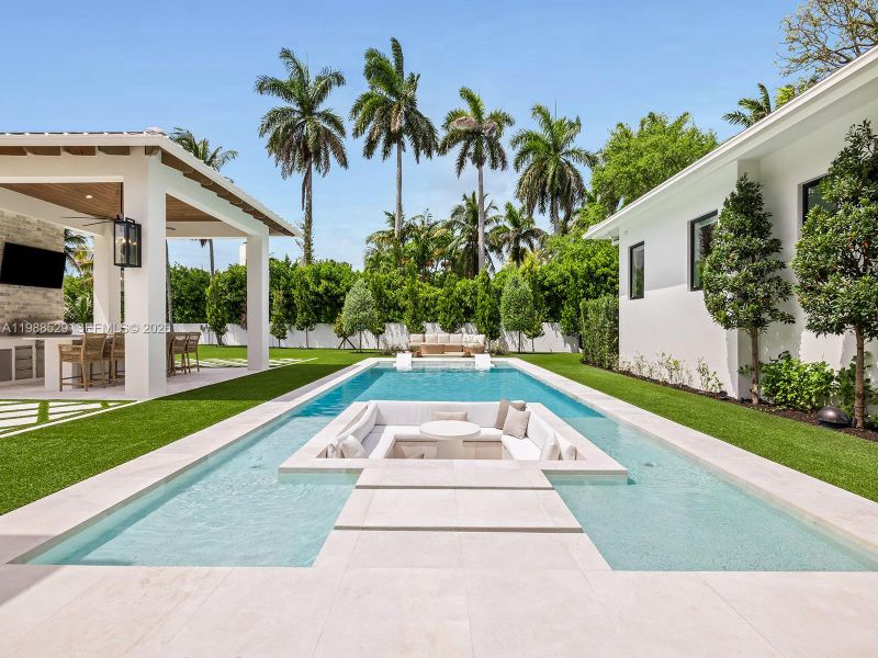 Exterior details and patio area of a home in , Palmetto Bay (Image 23).