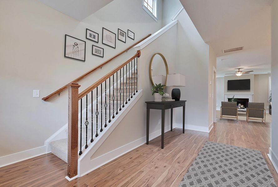 Delmar II Foyer Furnished