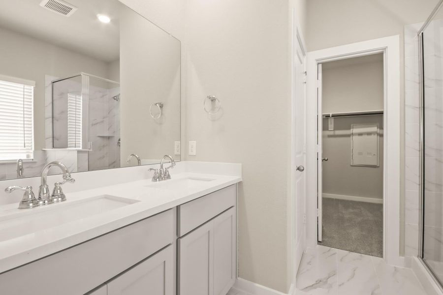 Furnished interior view inside a new home in Westridge Cove 40', Conroe (Image 6).