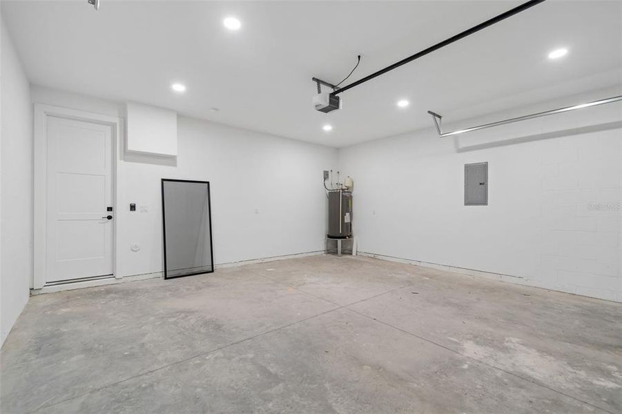 Spacious, unfurnished interior of a new home in , Tampa (Image 63). Spacious, unfurnished interior of a new home in , Tampa (Image 63).