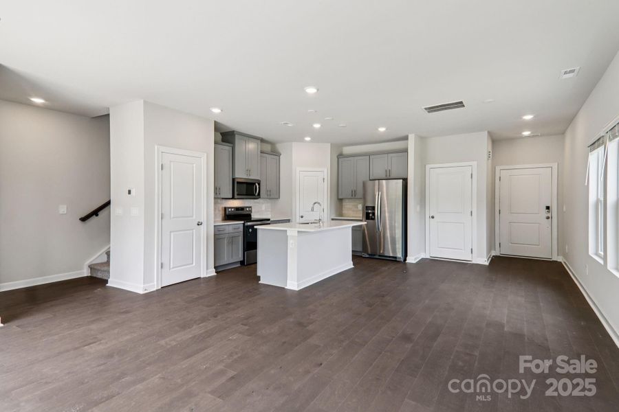 Spacious, unfurnished interior of a new home in Galloway Ridge, Charlotte (Image 10).