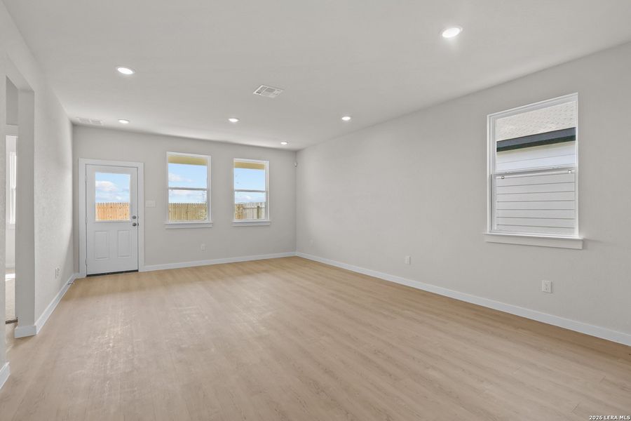Spacious, unfurnished interior of a new home in Hiddenbrooke, Seguin (Image 26).
