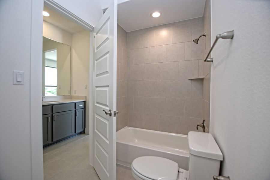 Representative furnished interior of a home built from the Topaz II by Giddens Homes in Riverstone, Georgetown (Image 95).