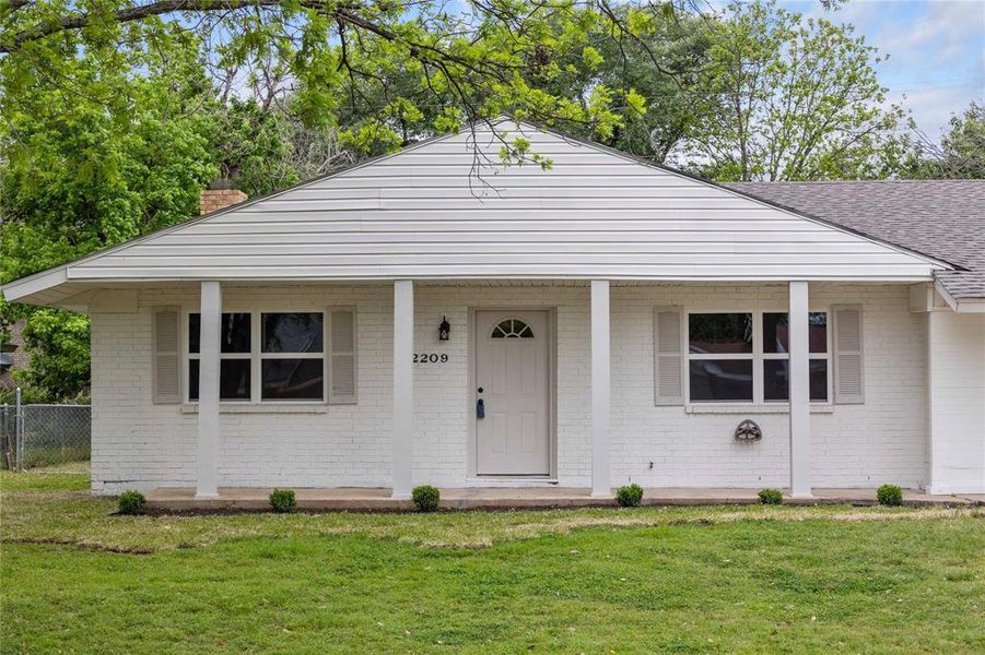 Exterior details and patio area of a home in , Brownwood (Image 16).