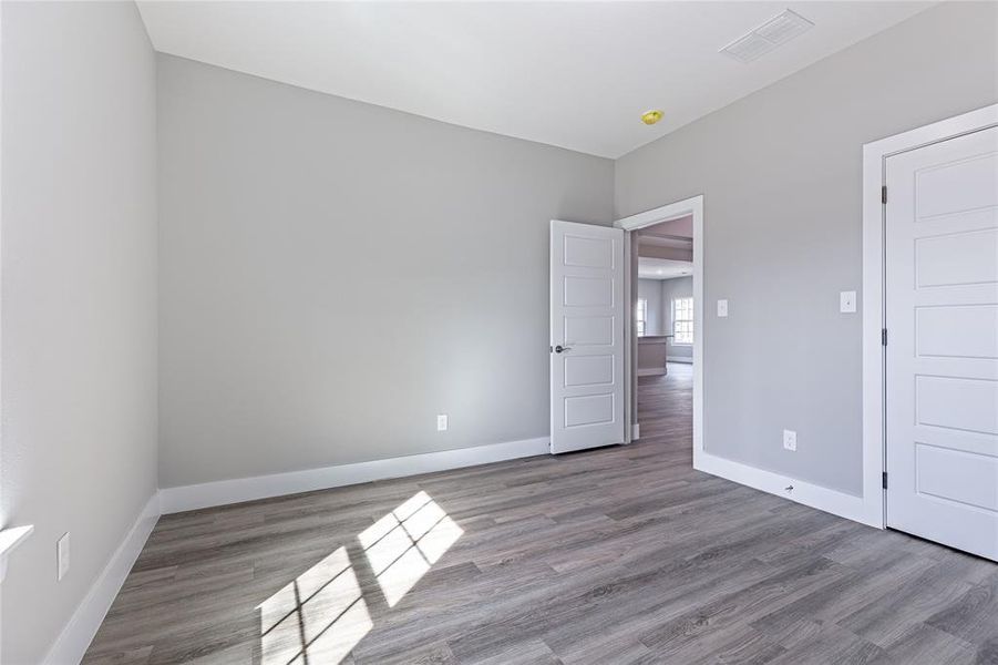 Spacious, unfurnished interior of a new home in , Sherman (Image 18).