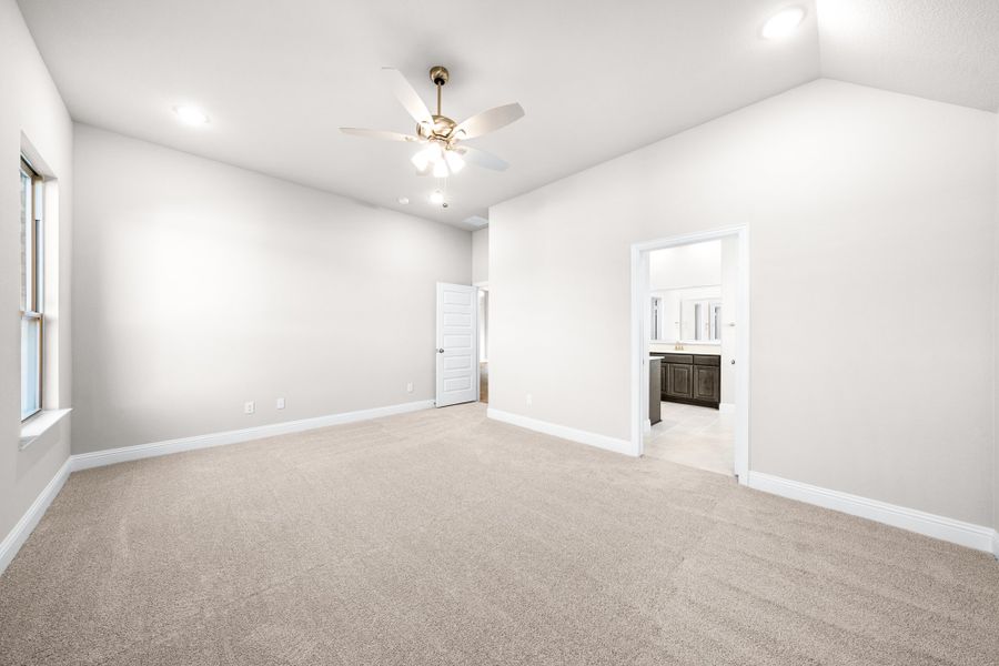 Spacious, unfurnished interior of a new home in Forest Ridge Estates, Greenville (Image 28).