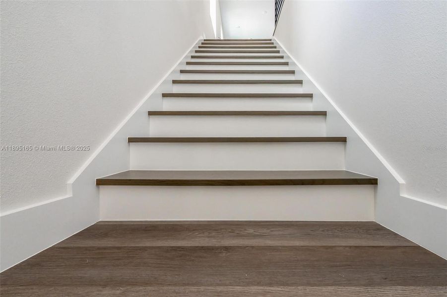 Spacious, unfurnished interior of a new home in Reunion Resort, Reunion (Image 32).