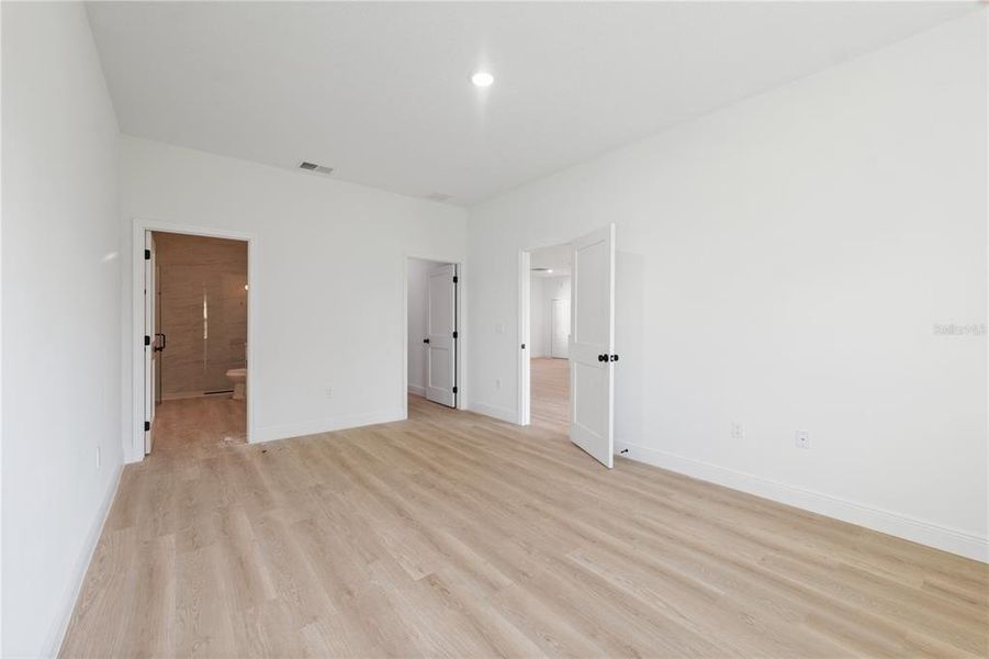 Spacious, unfurnished interior of a new home in , Citrus Springs (Image 12).