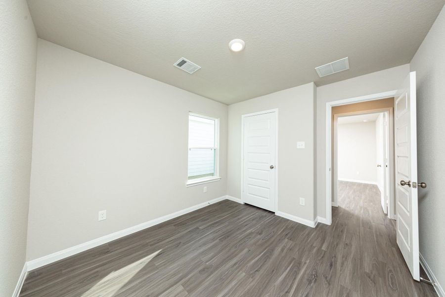 Spacious, unfurnished interior of a new home in Cliffstone Hills, Conroe (Image 13).