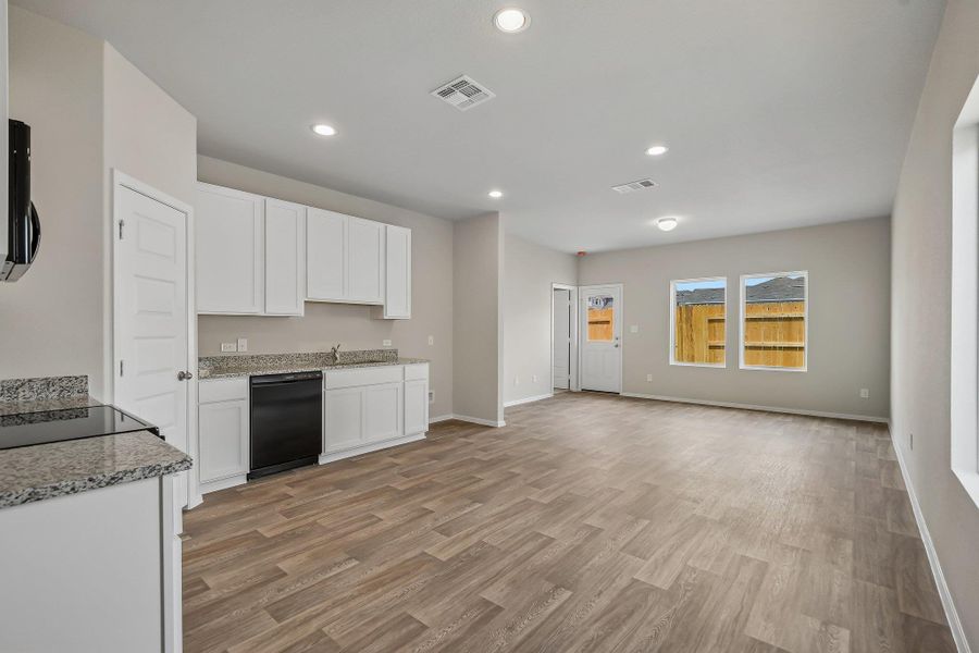 Spacious, unfurnished interior of a new home in Edgebrooke, Pflugerville (Image 16).