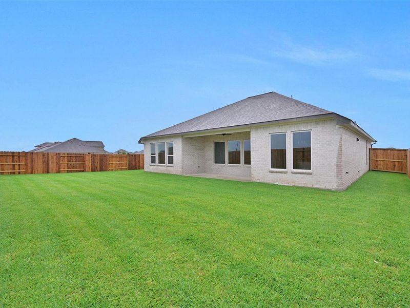 Exterior details and patio area of a home in Lago Mar, Texas City (Image 25).