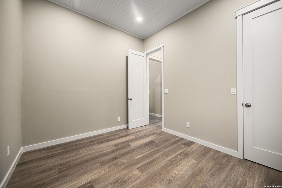 Spacious, unfurnished interior of a new home in , Canyon Lake (Image 40).