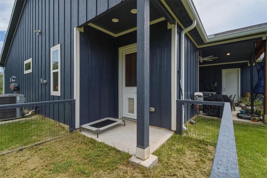 Access to the laundry room, small dog run Access to the laundry room, small dog run