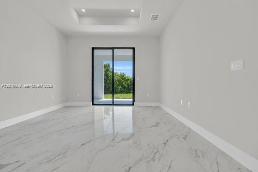 Spacious, unfurnished interior of a new home in , Cape Coral (Image 28).