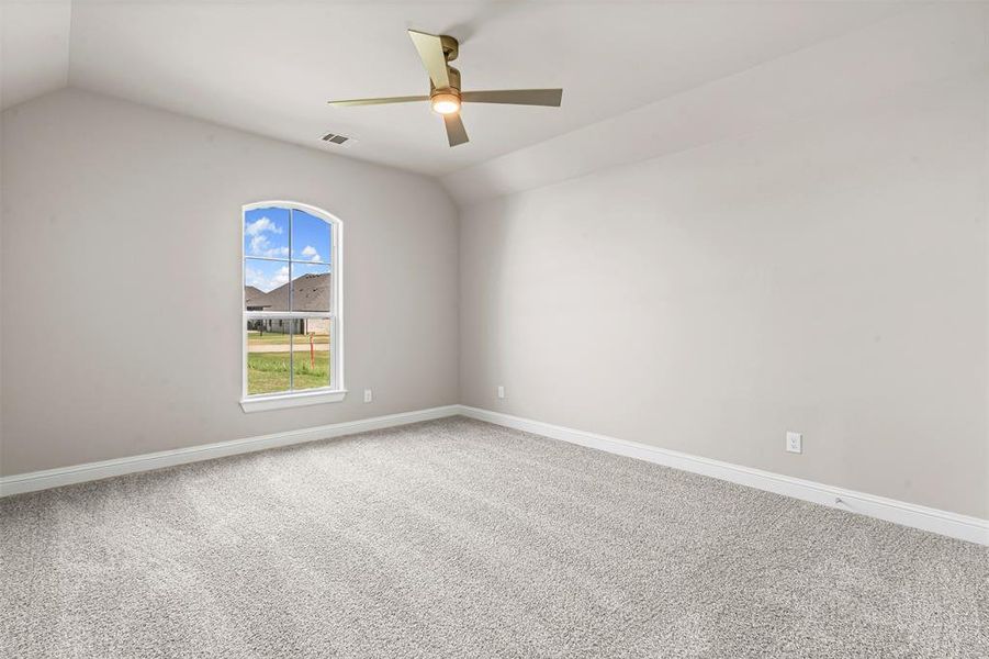 Spacious, unfurnished interior of a new home in Pecan Plantation, Granbury (Image 30).