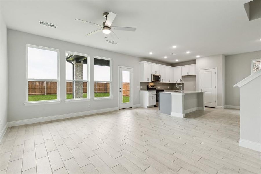 Spacious, unfurnished interior of a new home in Santorini, Seagoville (Image 14).