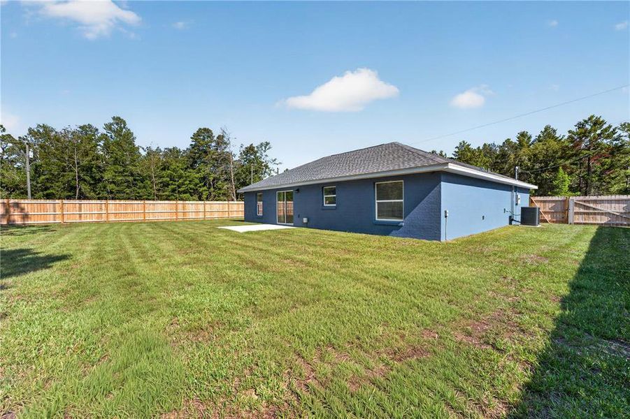 Exterior details and patio area of a home in , Ocklawaha (Image 4).